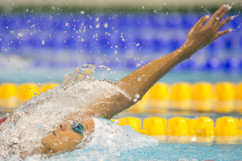 Una mujer practicando natación