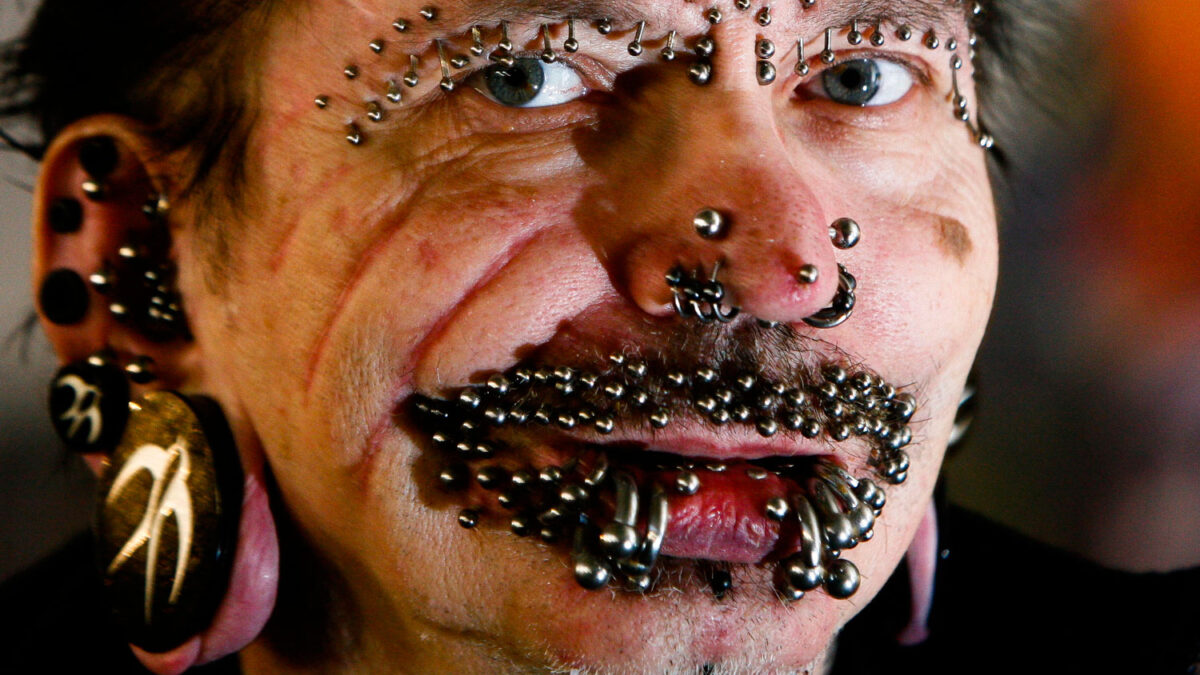 Dubái niega la entrada al al hombre con más piercings del mundo