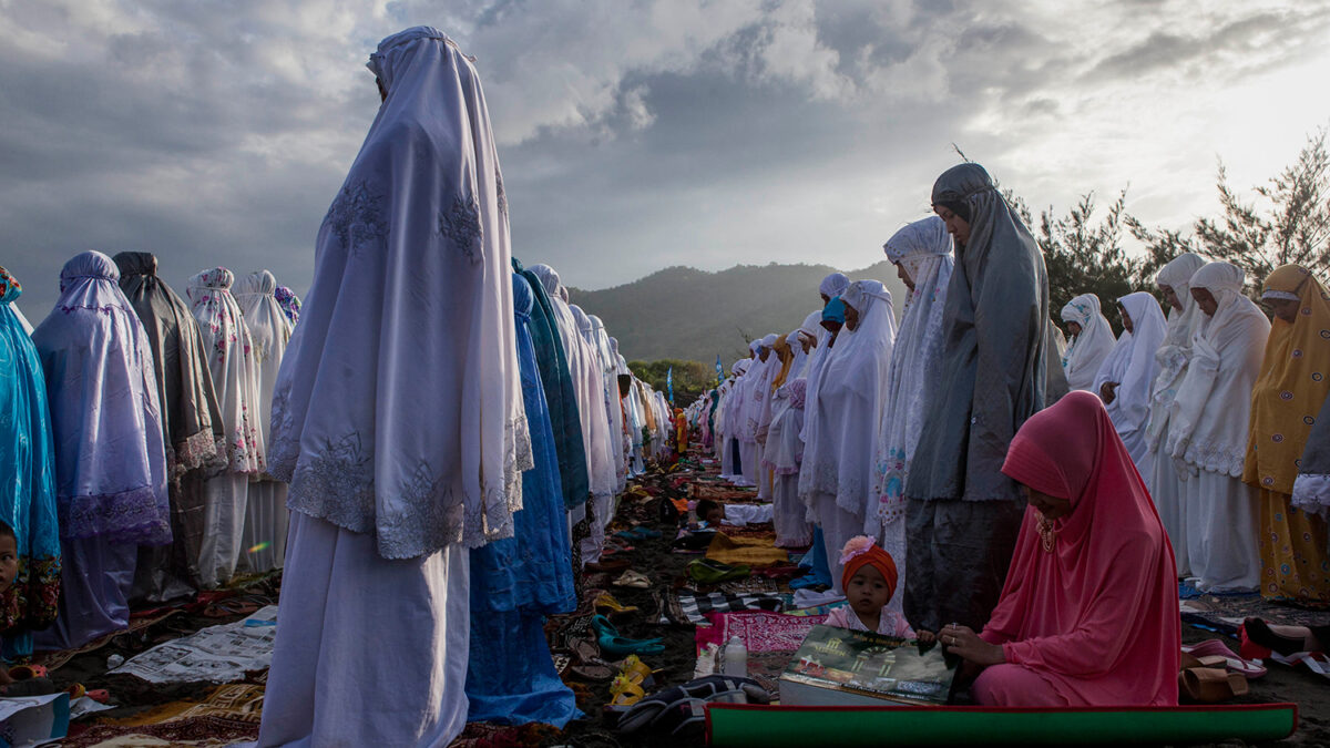 Los musulmanes celebran el Eid Al-Fitr , el fin del mes del ayuno