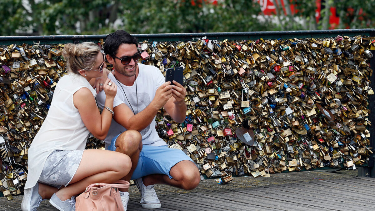 Paris propone sustituir los candados del amor por los selfies