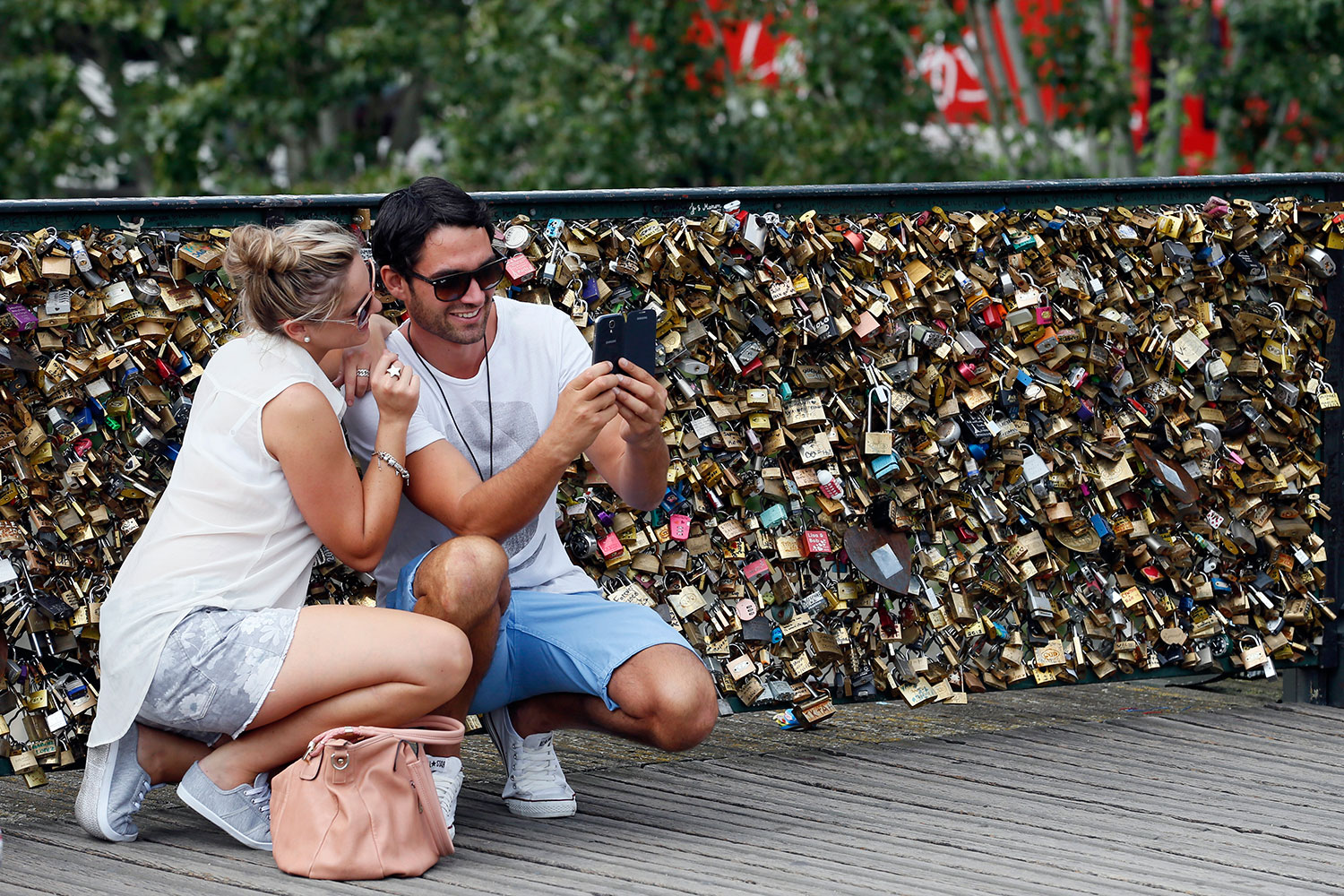 Paris propone sustituir los candados del amor por los selfies