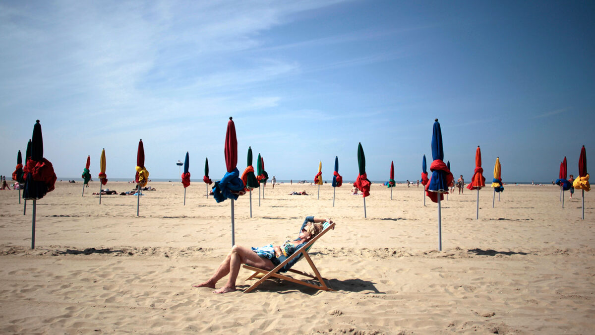 Calp declara la guerra a los madrugadores que reservan la primera línea de playa con sus sombrillas