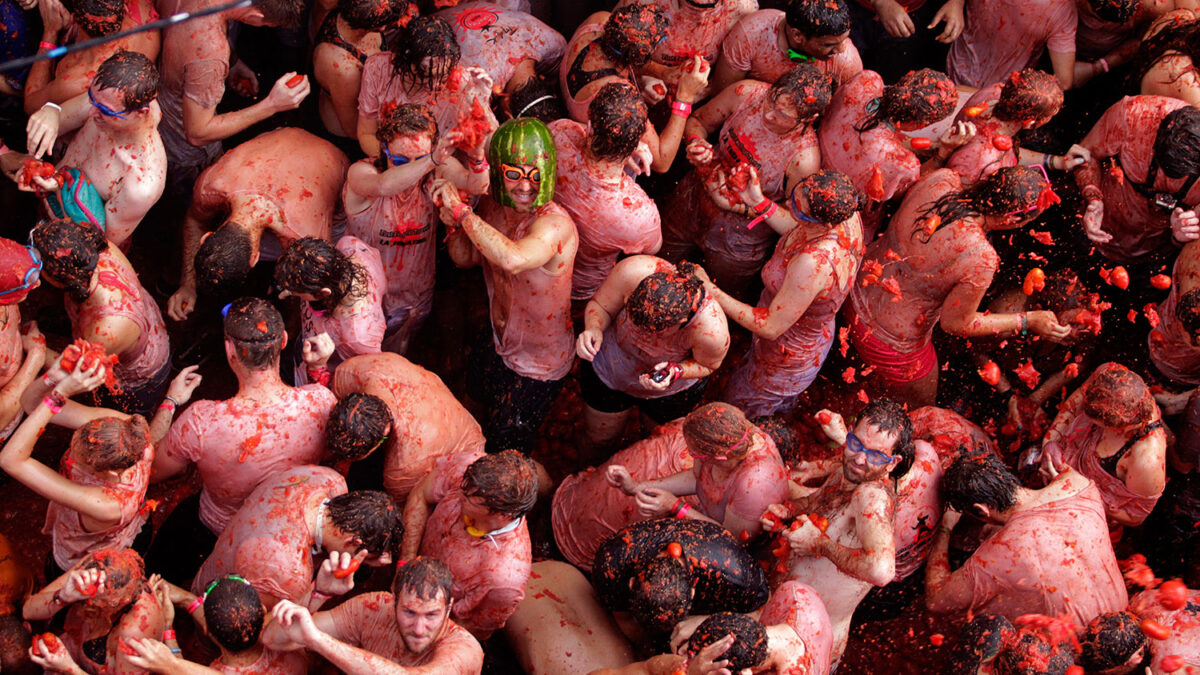 Buñol prepara la munición para la Tomatina