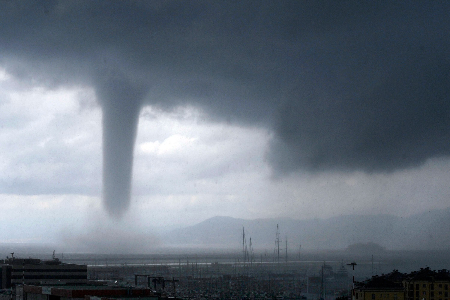 Tornados y tormentas golpean Génova
