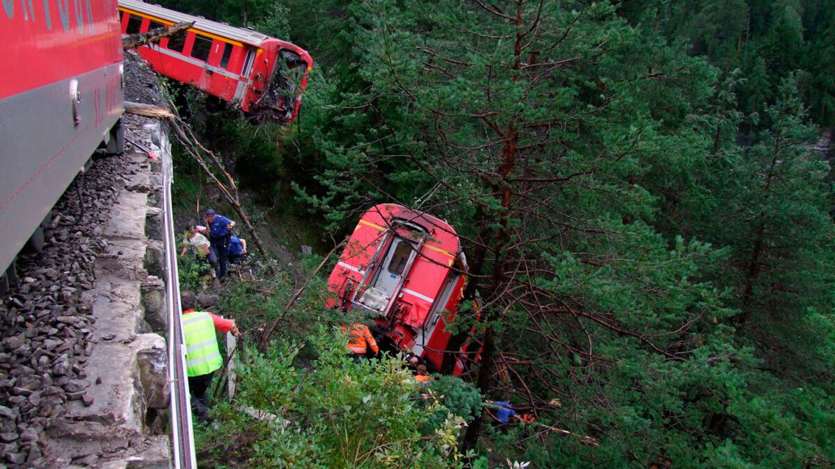 Pese a lo trágico de las imágenes, el tren descarrilado sólo ha dejado once heridos