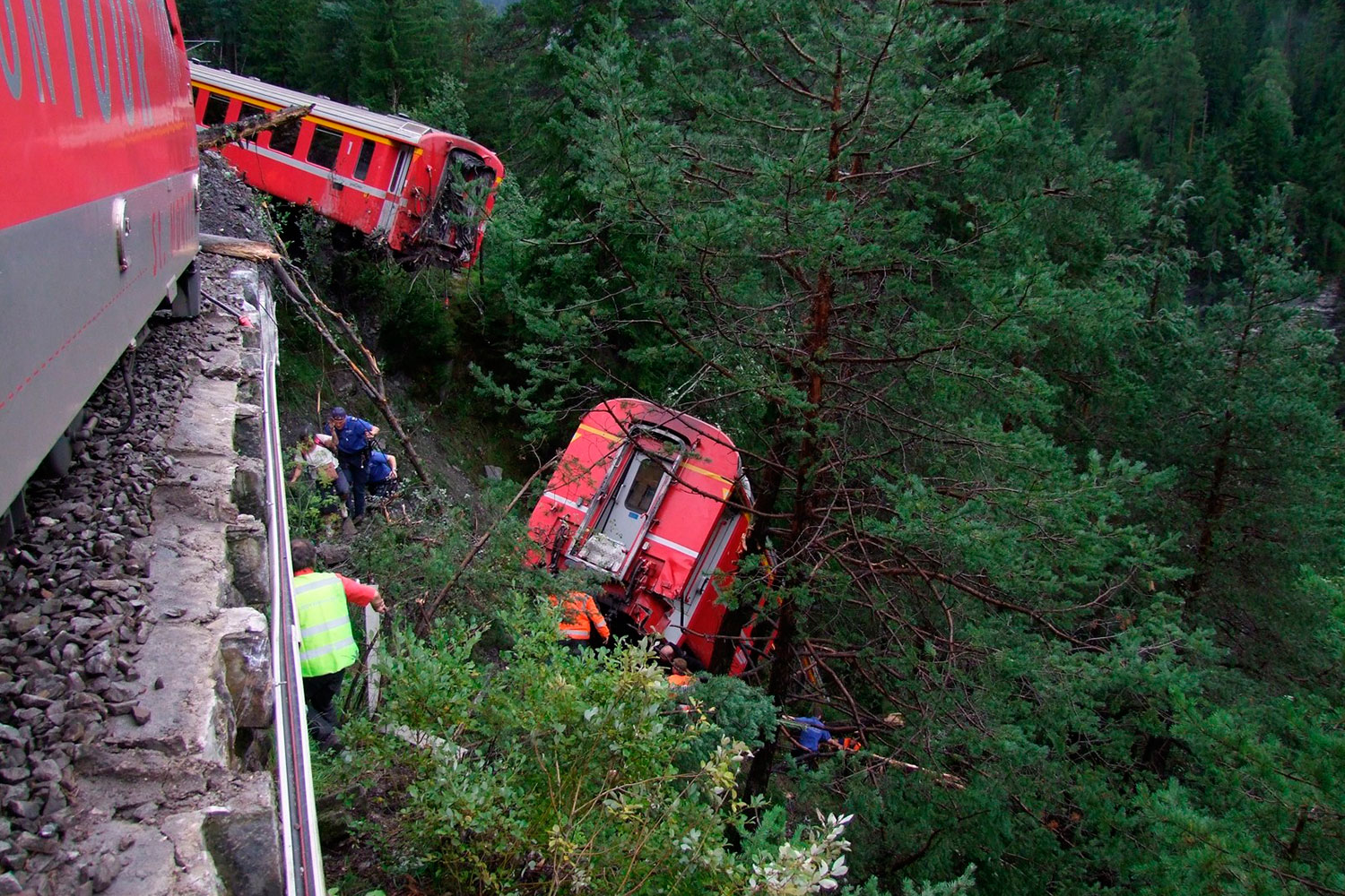 Pese a lo trágico de las imágenes, el tren descarrilado sólo ha dejado once heridos