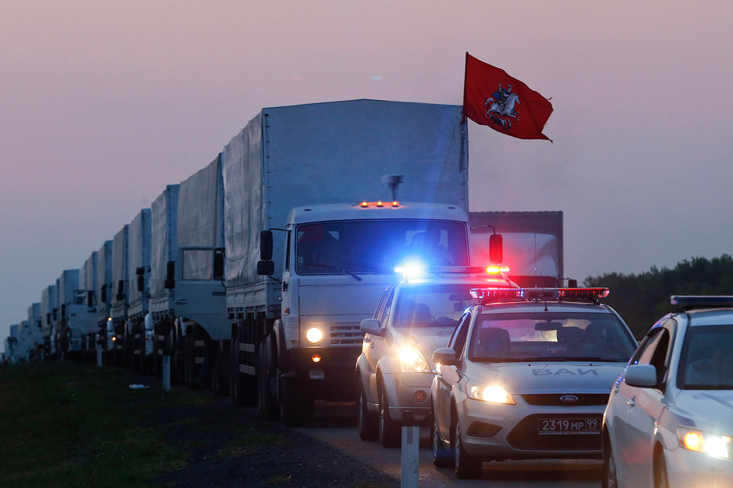 Moscú envía un convoy de 280 camiones de ayuda humanitaria a Ucrania