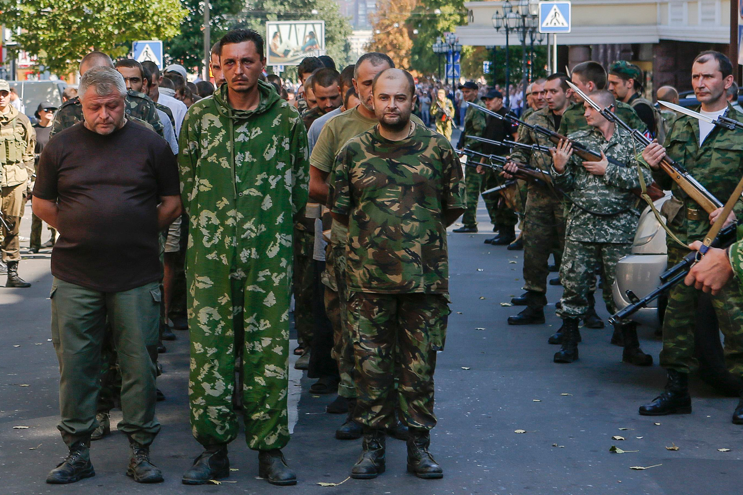 Los separatistas responden al día de la independencia de Ucrania con un ‘desfile’ de prisioneros