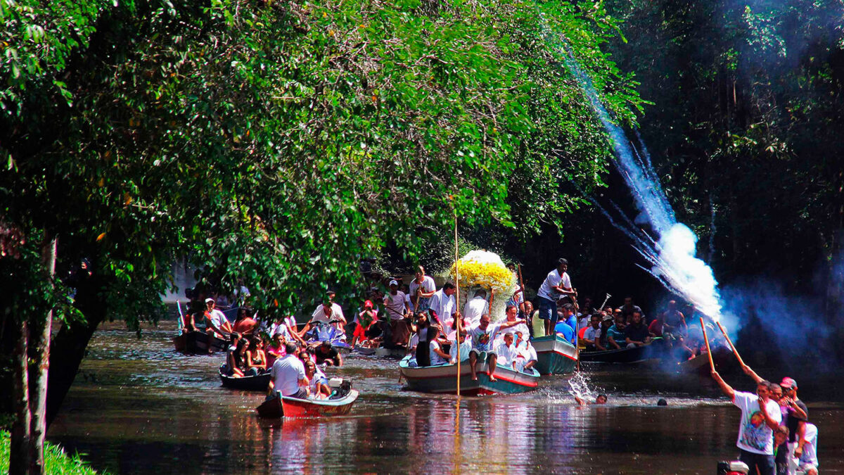 Nuestra Señora de Nazaret cruza el río Apeu rodeada de peregrinos