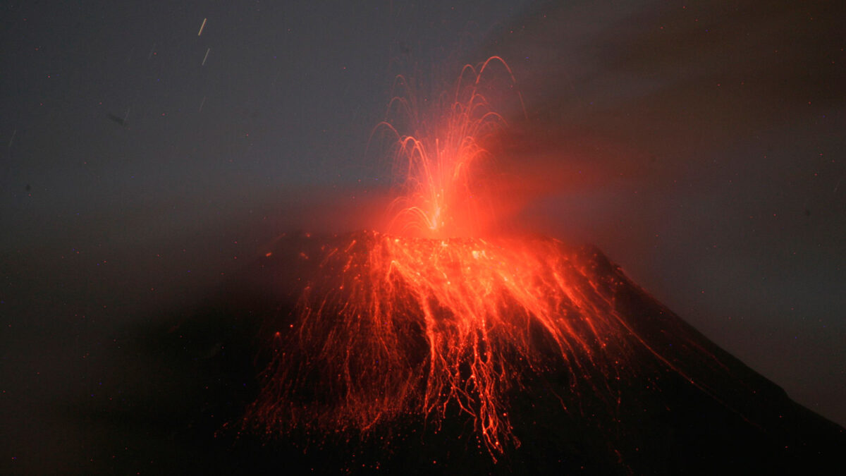 El volcán Tungurahua en Ecuador lanza columnas de humo y cenizas de tres kilómetros