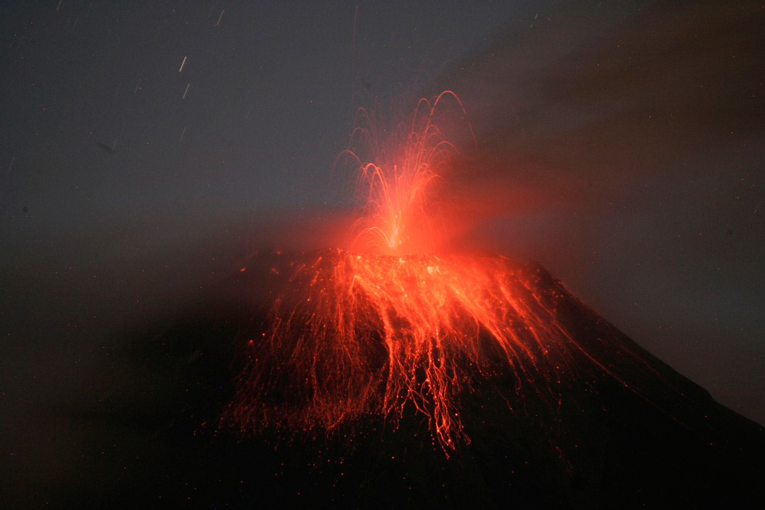 El volcán Tungurahua en Ecuador lanza columnas de humo y cenizas de tres kilómetros