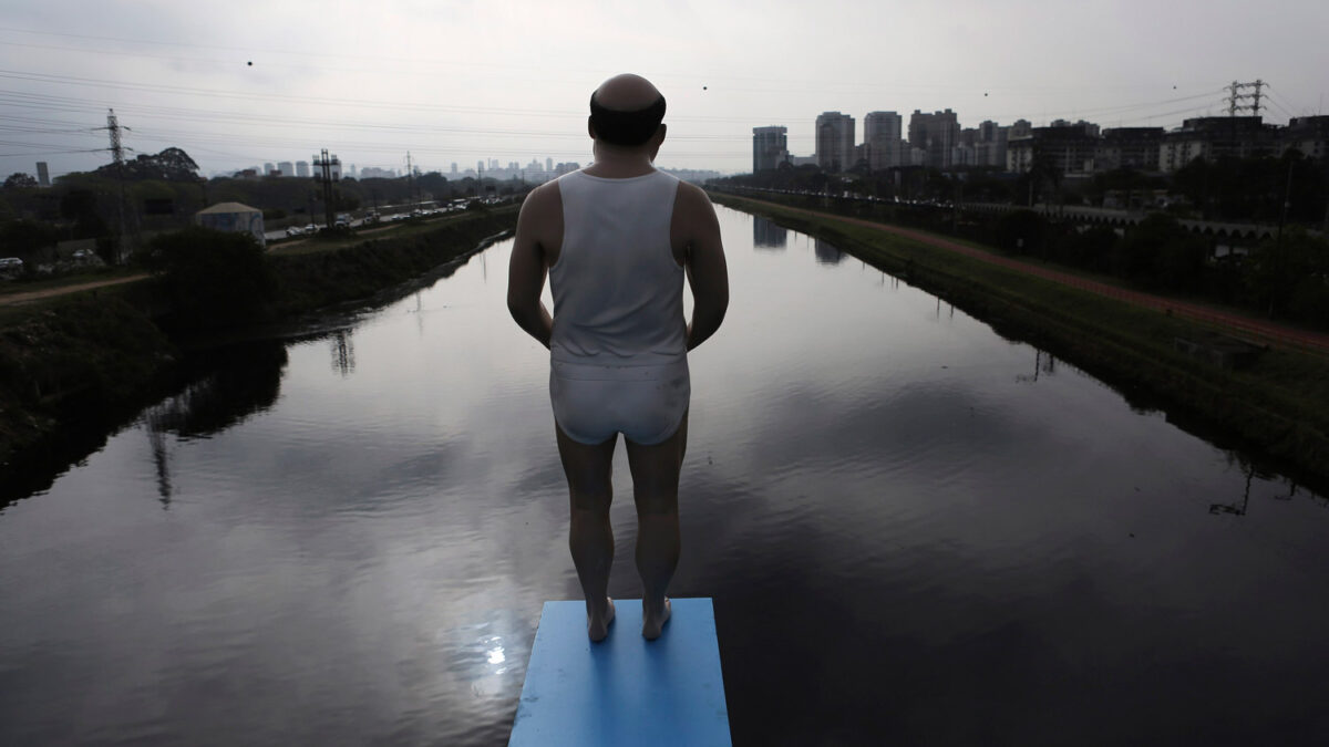 Eduardo Srur se lanza a frenar la contaminación de los ríos brasileños con esta obra de arte