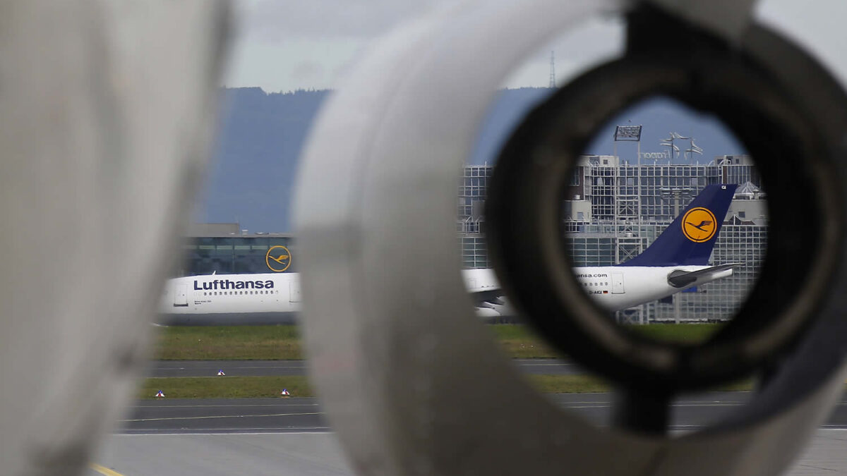 Caos en los aeropuertos alemanes en plena operación regreso y nueva amenaza de huelga