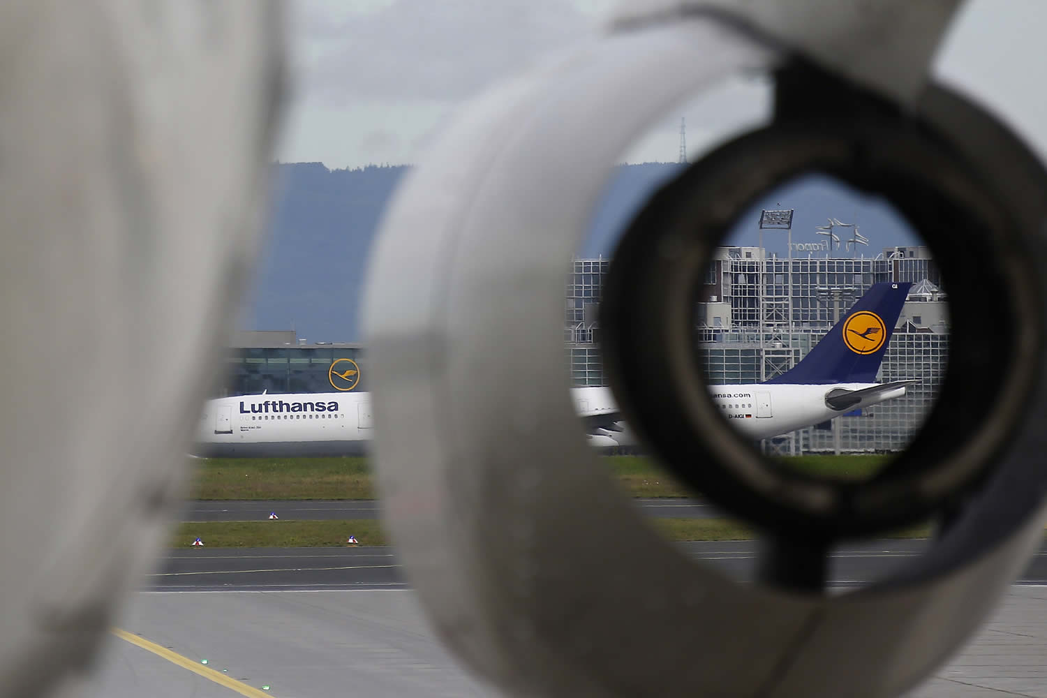 Caos en los aeropuertos alemanes en plena operación regreso y nueva amenaza de huelga