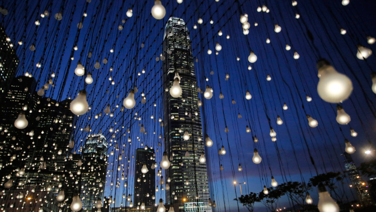 Más de 2.000 bombillas iluminan el cielo de Hong Kong.