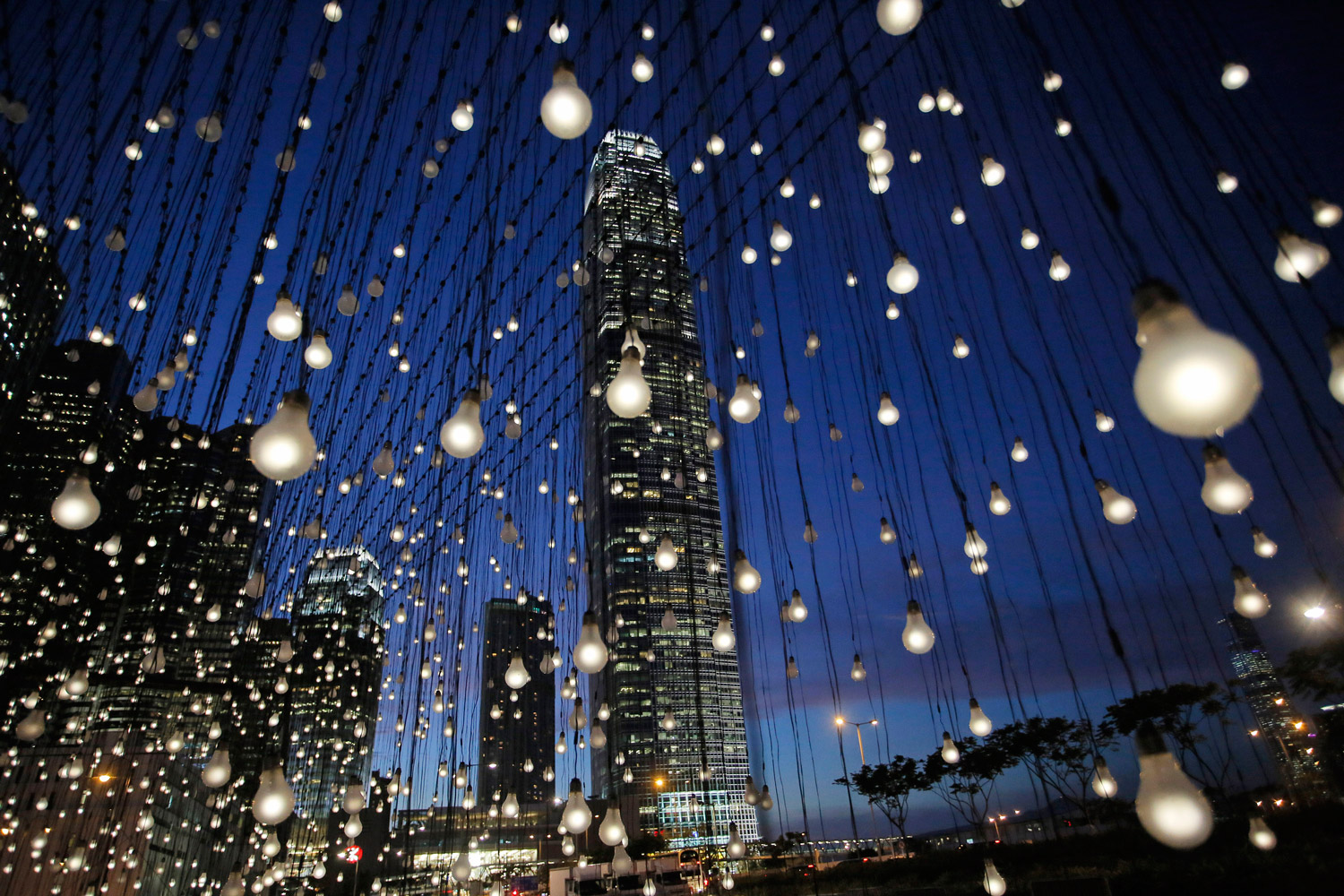 Más de 2.000 bombillas iluminan el cielo de Hong Kong.
