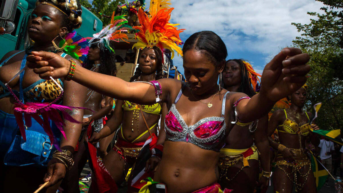 Colorido desfile del Día de las Indias Occidentales en Brooklyn.