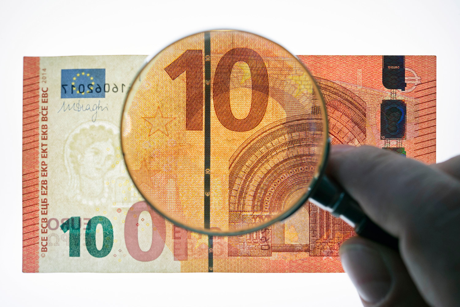 Los nuevos billetes de diez euros correspondientes a la serie 'Europa' comienzan a circular. Así son