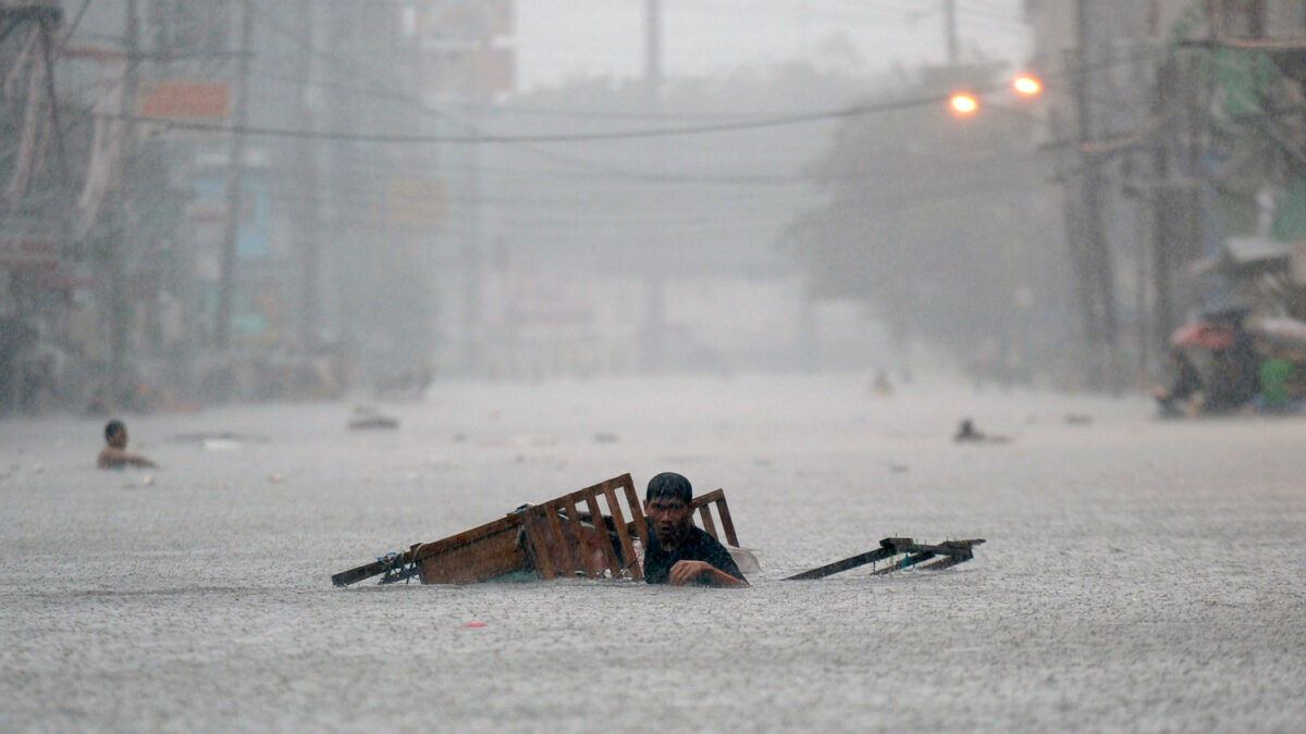 La tormenta tropical Fung-Wong inunda las calles de Manila