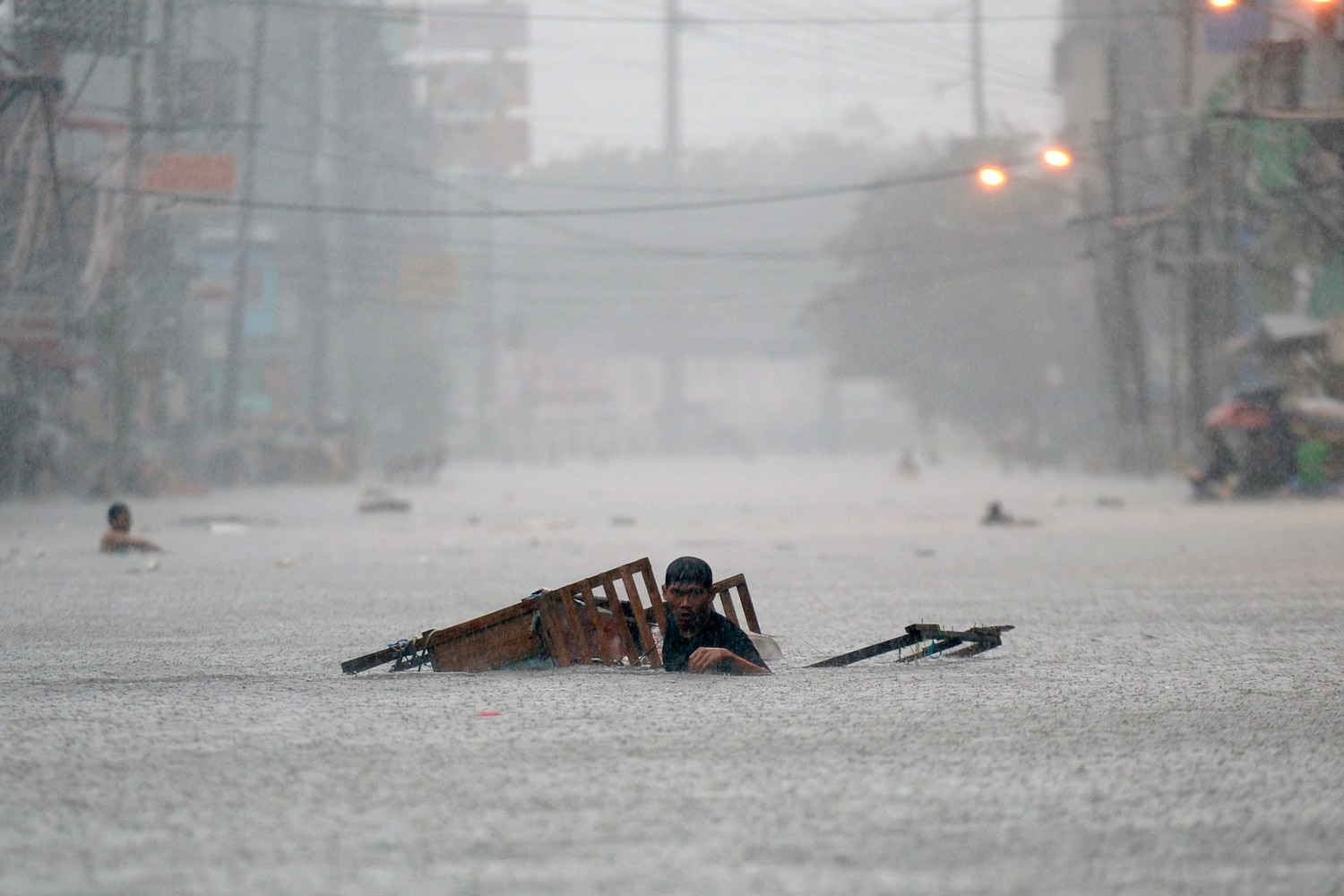 La tormenta tropical Fung-Wong inunda las calles de Manila