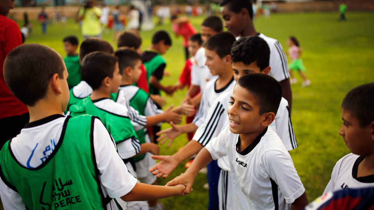 Niños israelíes y palestinos unidos por el fútbol