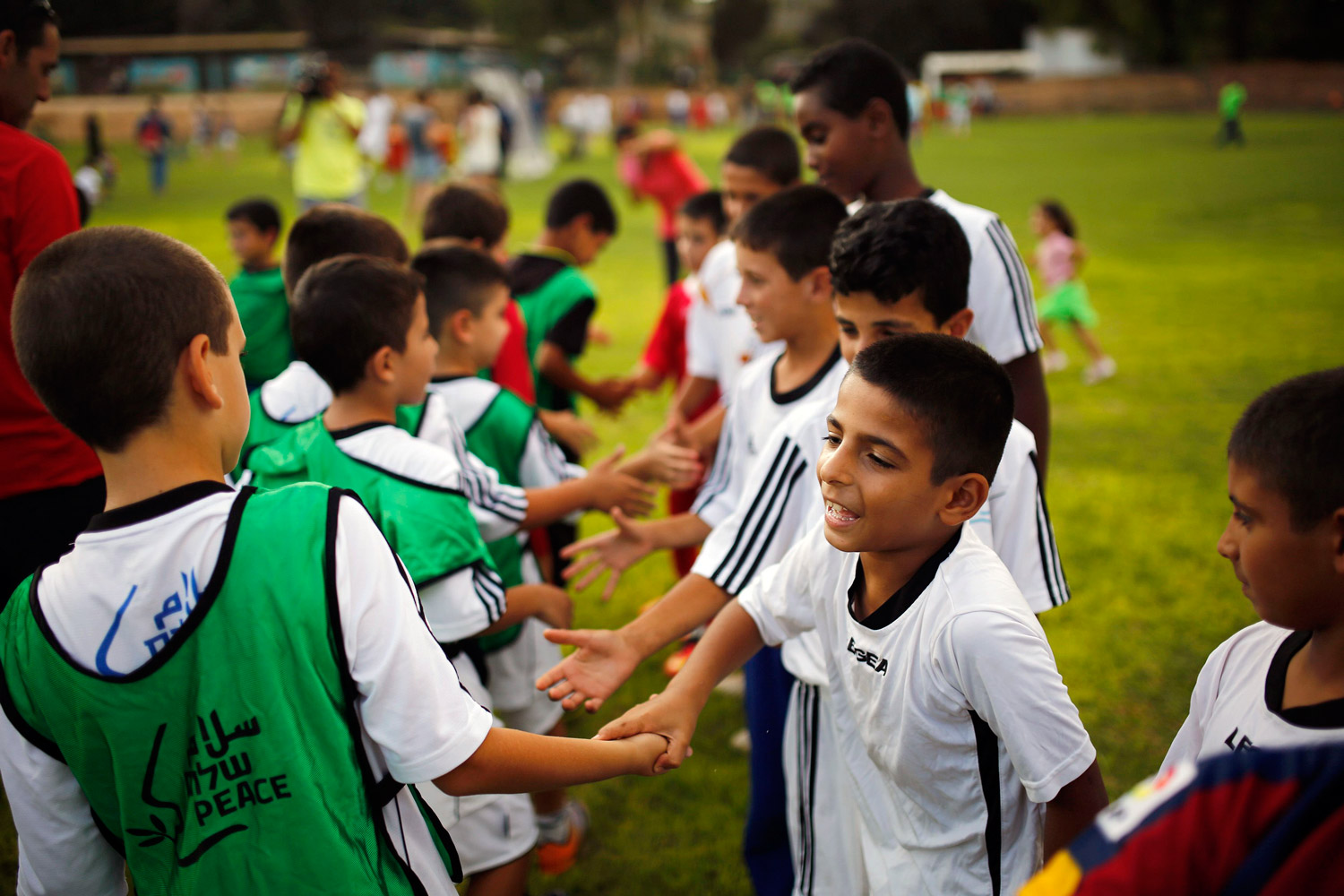 Niños israelíes y palestinos unidos por el fútbol