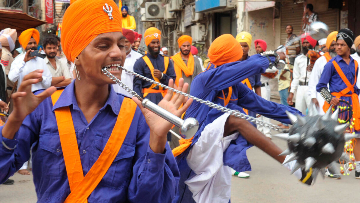 Los guerreros Sikh celebran el aniversario del 353 nacimiento de Shaheed Baba Jiwan Singh.