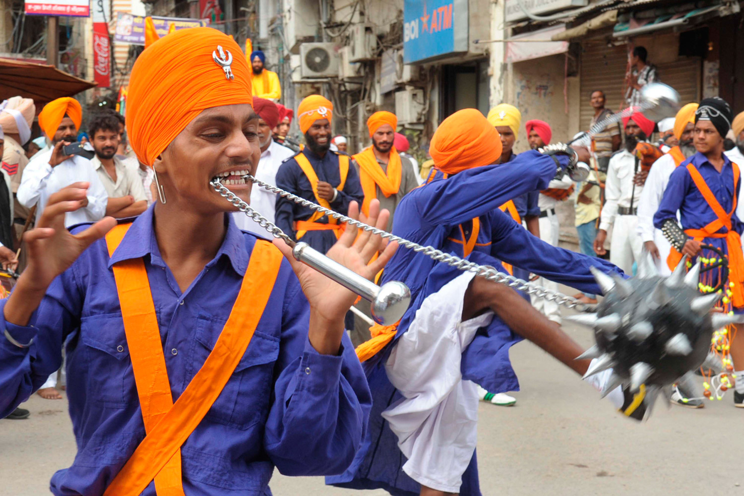 Los guerreros Sikh celebran el aniversario del 353 nacimiento de Shaheed Baba Jiwan Singh.