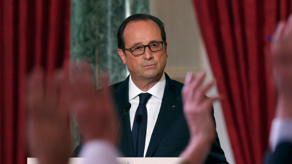 Hollande bombardeará al Estado Islámico pero no mandará tropas al terreno