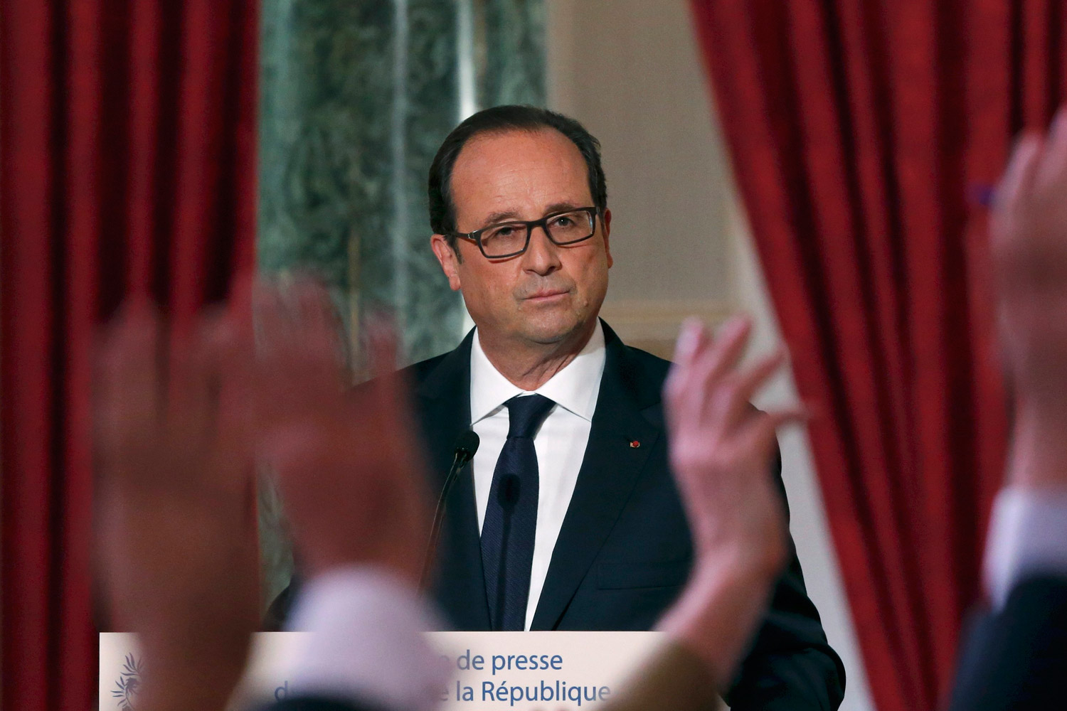 Hollande bombardeará al Estado Islámico pero no mandará tropas al terreno