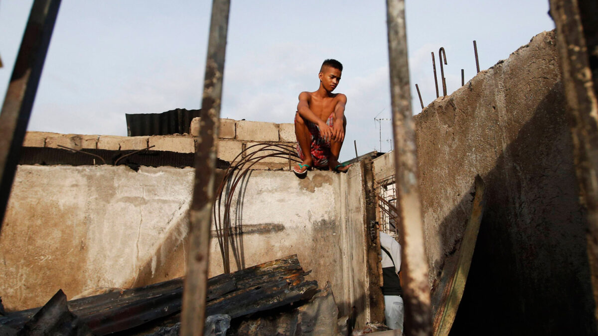 Un incendio en Metro Manila arrasa con el hogar de cien familias