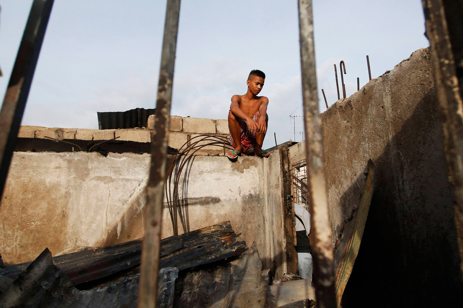 Un incendio en Metro Manila arrasa con el hogar de cien familias