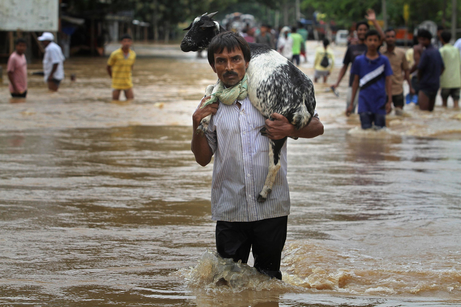 Deslizamientos de tierra e inundaciones dejan 28 muertos en la India