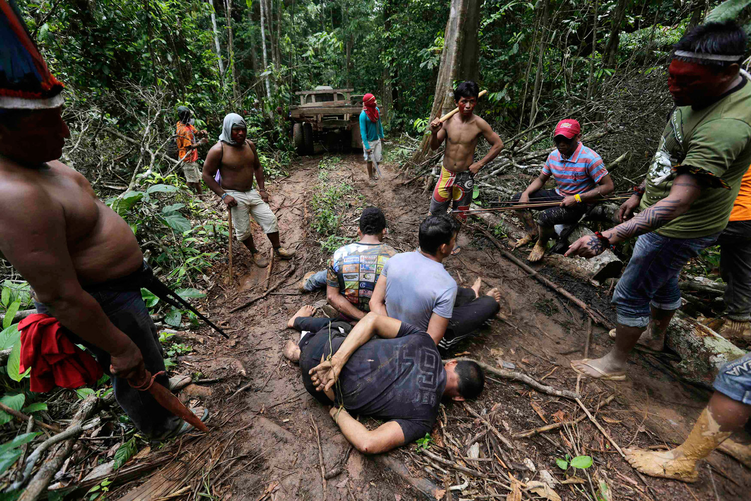 Guerreros indios Ka'apor expulsan a madereros ilegales
