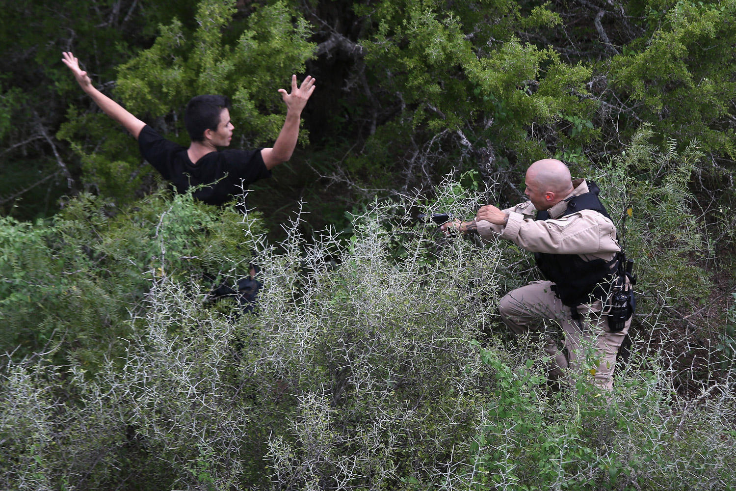 La Patrulla Fronteriza captura a un inmigrante ilegal a punta de pistola