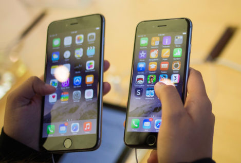 Sentados sobre el IPhone 6