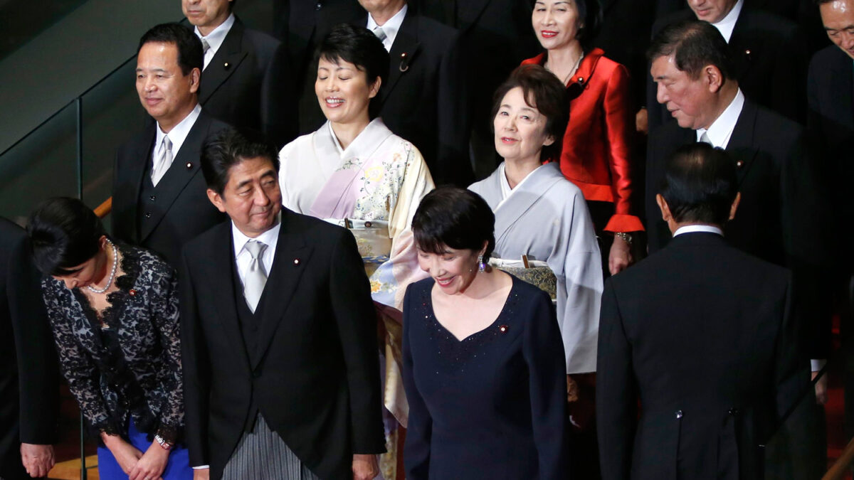 En Japón, el primer ministro nombra cinco mujeres en su gobierno