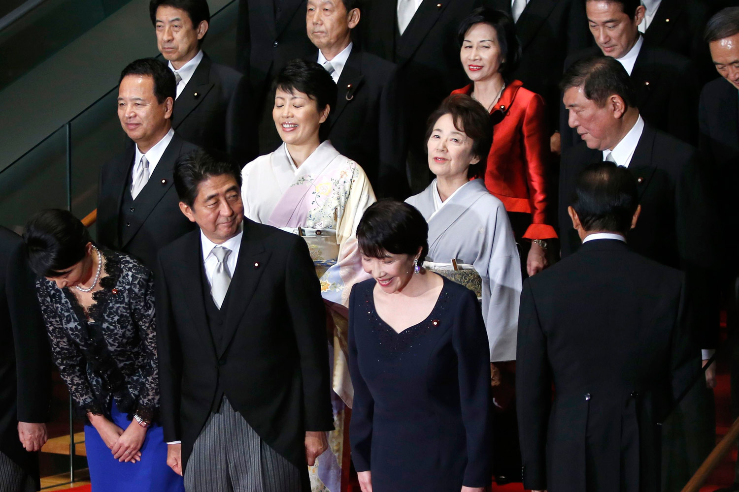 En Japón, el primer ministro nombra cinco mujeres en su gobierno
