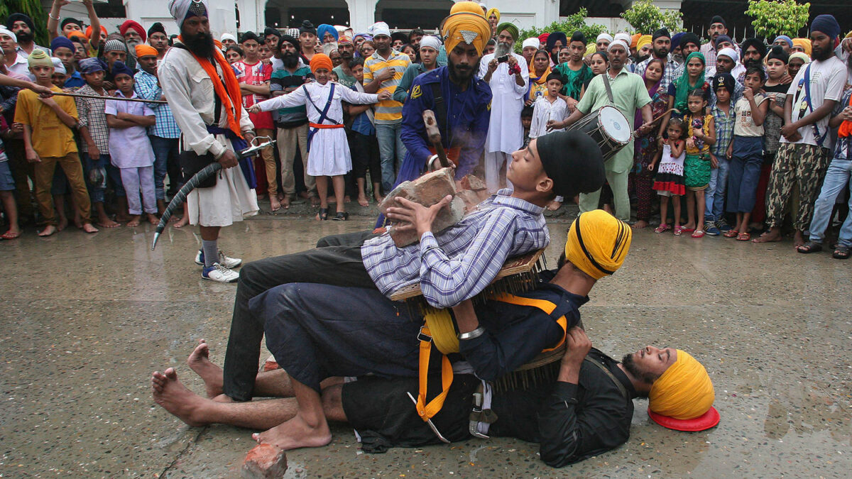 Los Guerreros Sikhs celebran la tradicional Gatkha.