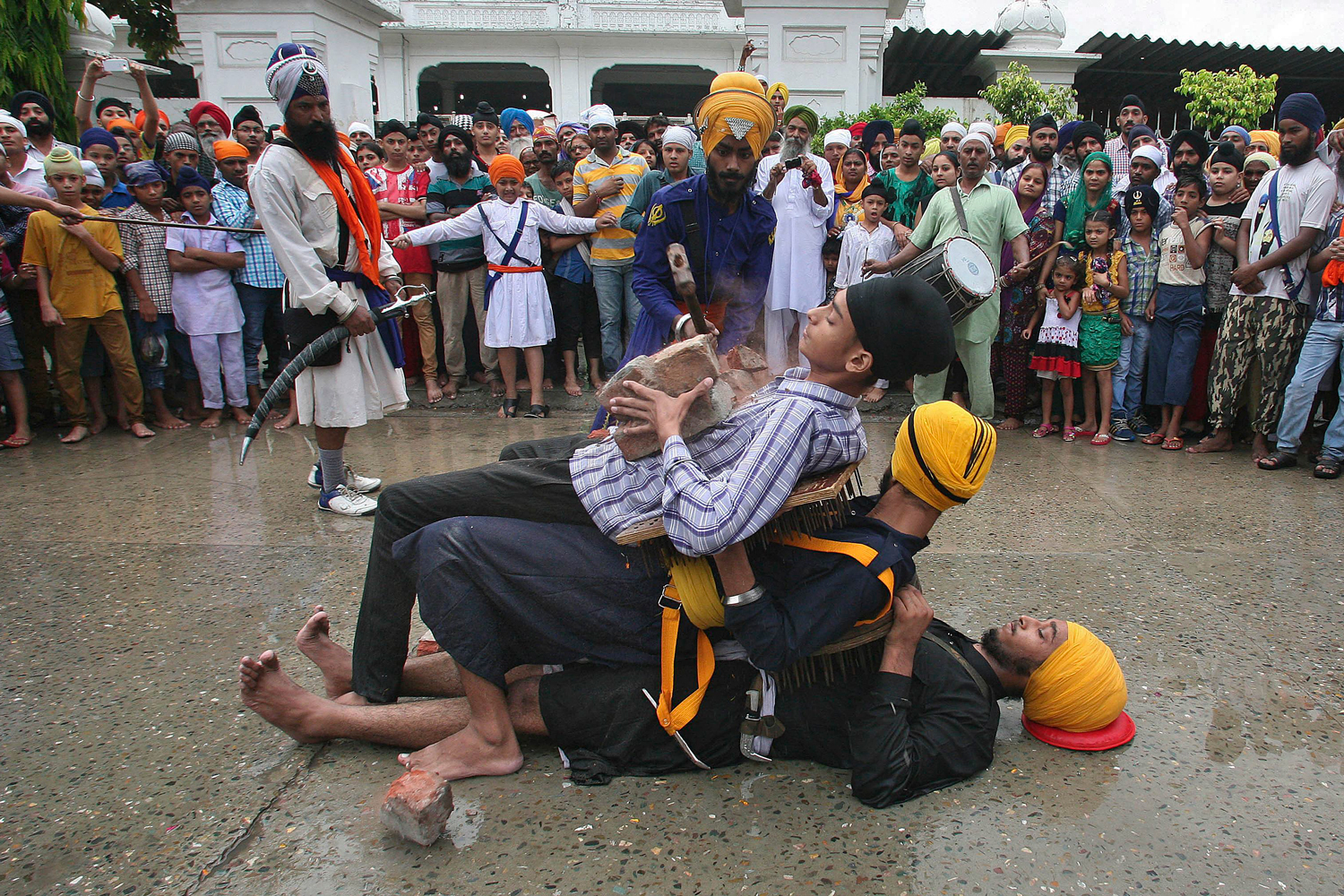 Los Guerreros Sikhs celebran la tradicional Gatkha.