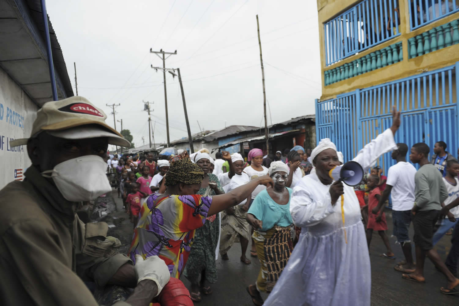 Mientras Monrovia levanta la cuarentena, el ébola amplía su expansión a Senegal
