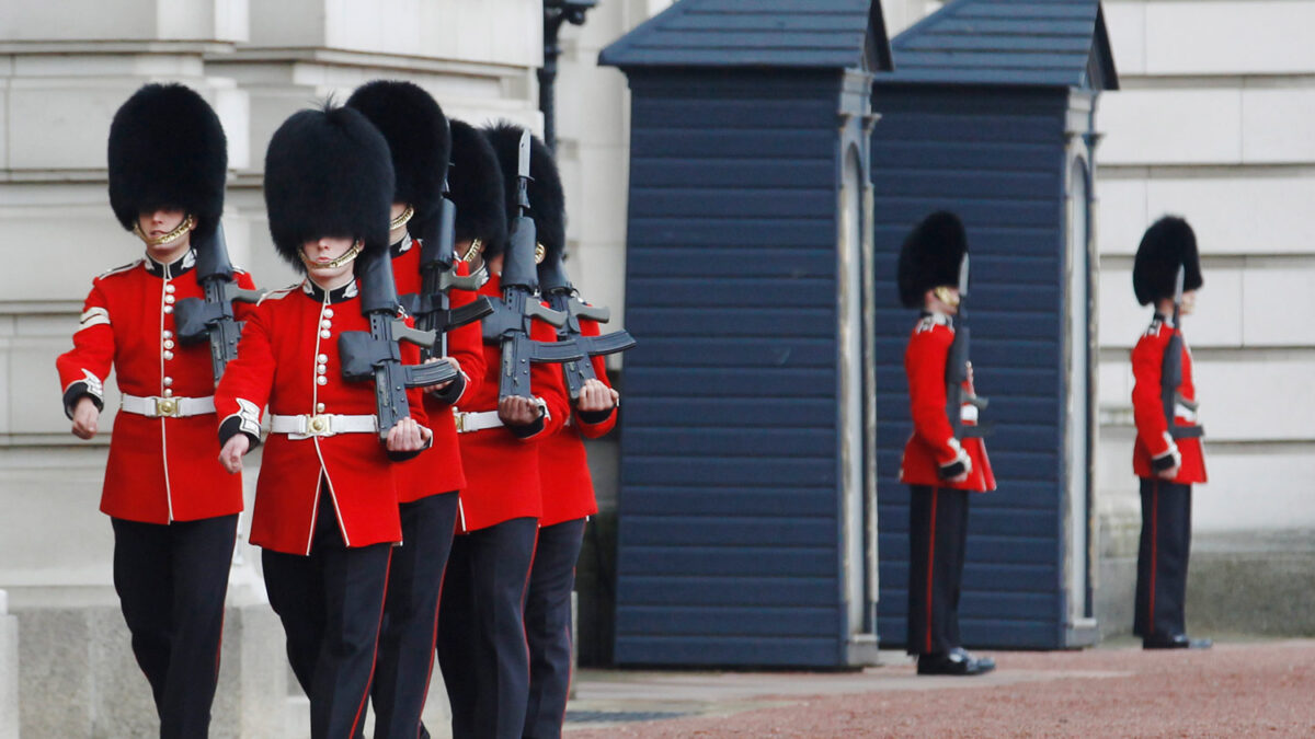 Buckingham investiga el curioso baile de uno de los guardias del palacio.