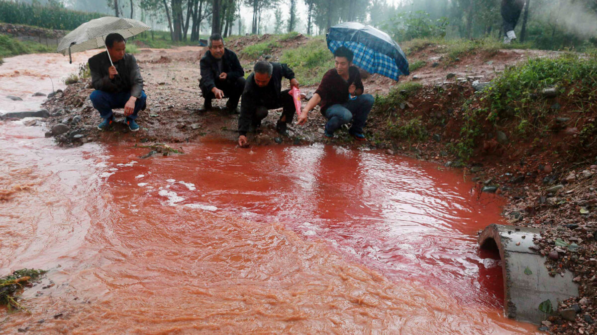 Una fábrica de tintes tiñe de rojo el río