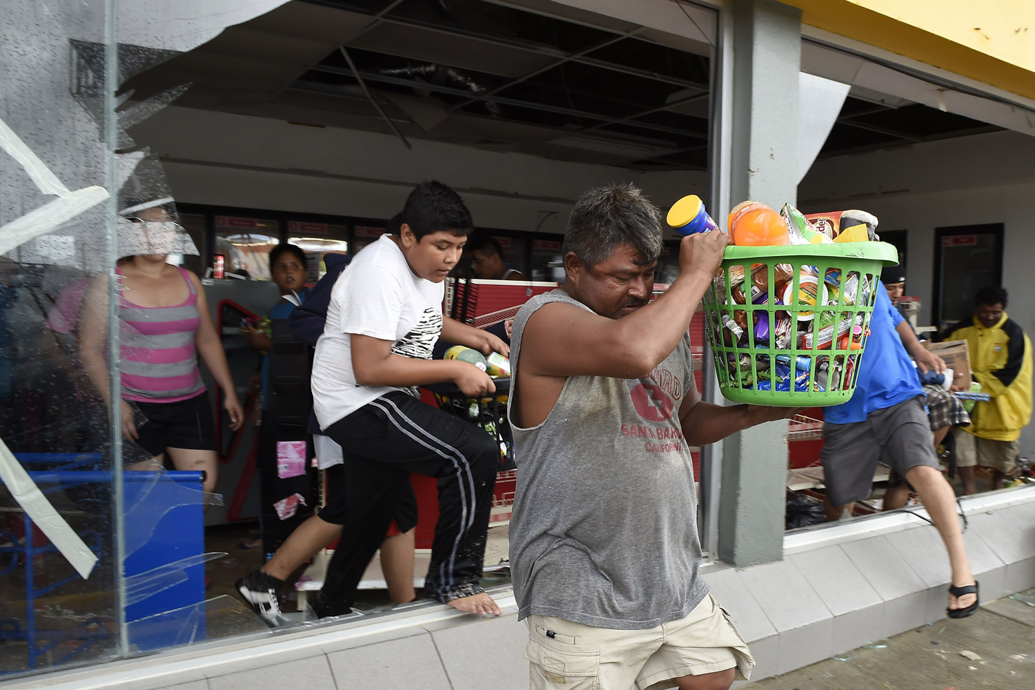 El caos que sigue al huracán Odile deja turistas varados y comercios saqueados