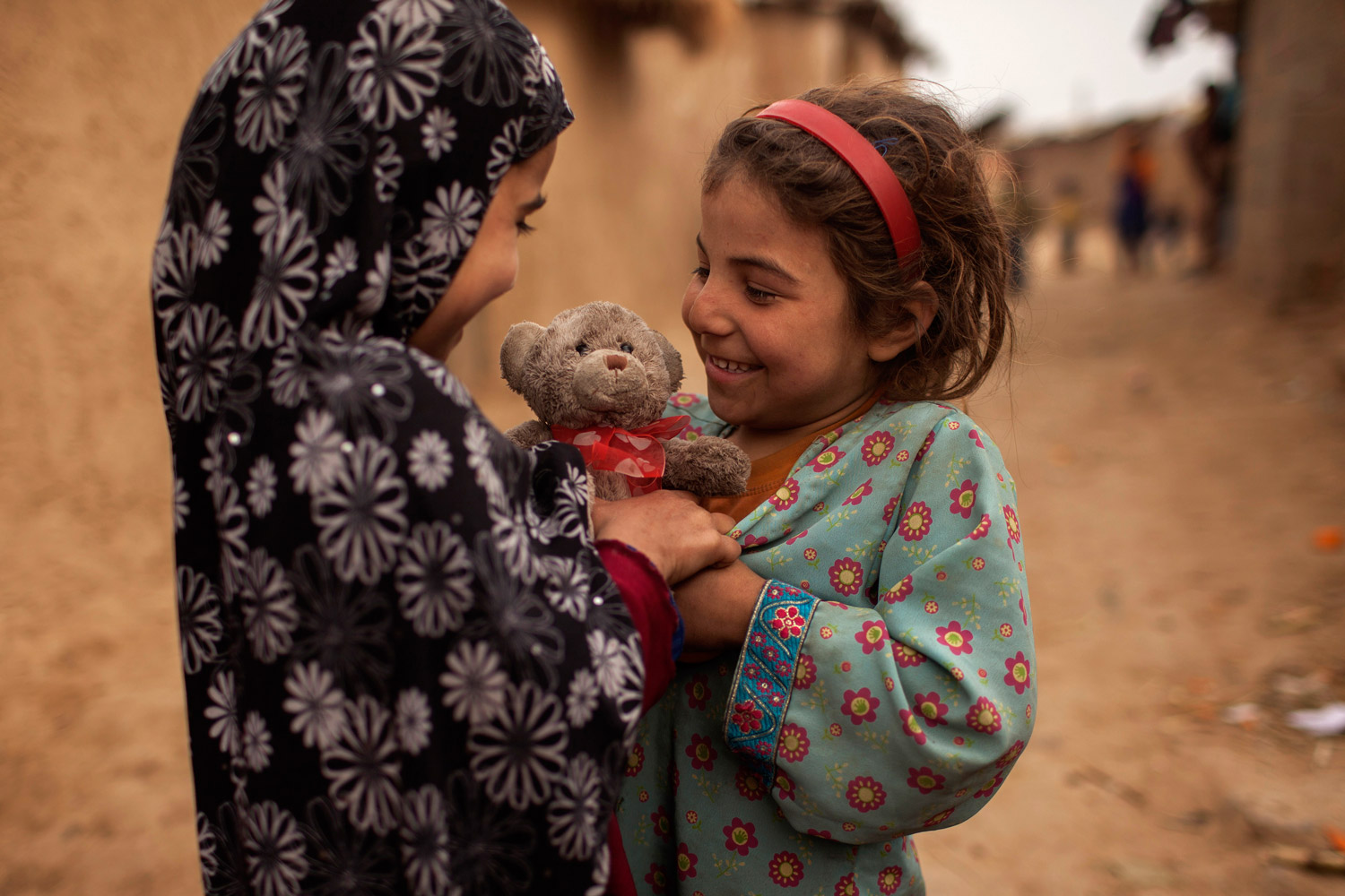 Las familias protegen a sus niñas en Afganistán criándolas y vistiéndolas como si fueran niños
