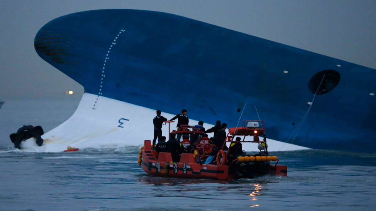 miembros de la tripulación del Sewol reconocen que bebieron cerveza mientras esperaban el rescate.