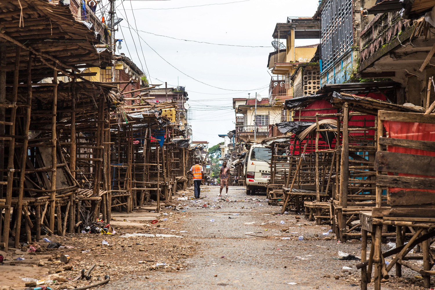 Sierra Leona se encierra durante 3 días para combatir la propagación del ébola