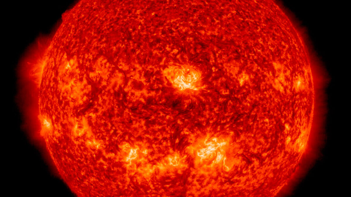 Tormenta solar golpeará la Tierra en las próximas horas.