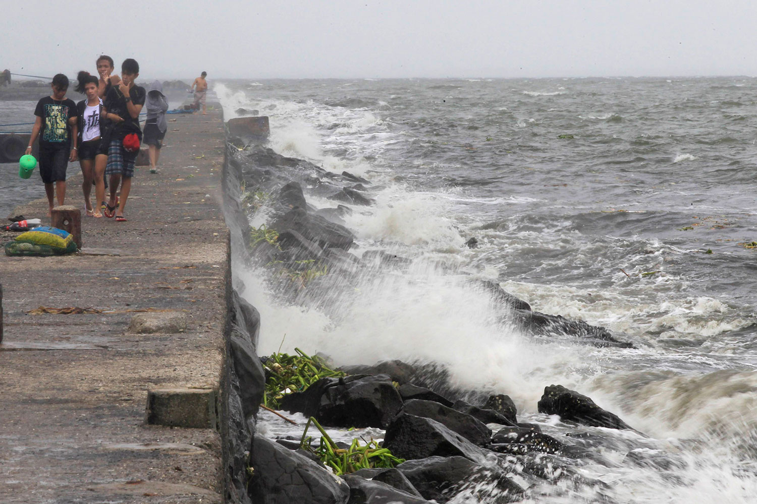 China activa la alerta roja y evacúa a 100.000 personas ante la llegada del tifón Kalmaegi