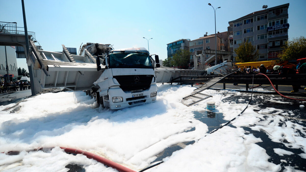 Un camión cisterna se estrella contra un puente peatonal en una de las principales vías de Estambul